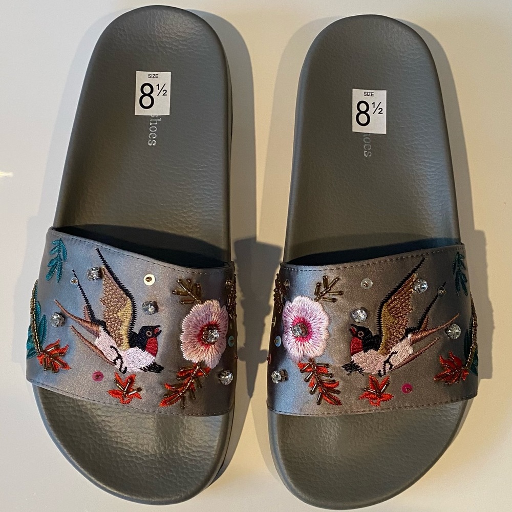 Beautiful mint condition sandals with embroidery of a bird and diamonds !